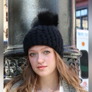 Mischa Lampert, black beanie pomster & black xl pom